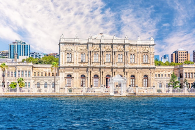 Blick auf den Dolmabahçe-Palast vom Bosporus Istanbul Türkei