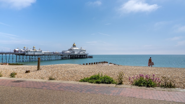 Blick auf den Eastbourne Pier in East Sussex am 16. Juni 2020. Eine nicht identifizierte Frau