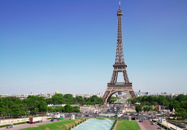 Blick auf den Eiffelturm und das Pariser Stadtbild am Sommertag, Frankreich