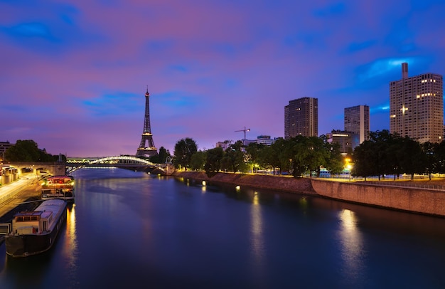 Blick auf den Eiffelturm und die Seine bei Sonnenaufgang, Paris