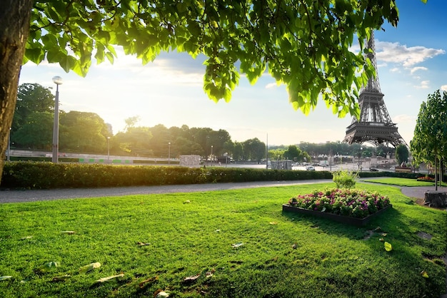 Blick auf den Eiffelturm von den Trocadero-Gärten in Paris, Frankreich