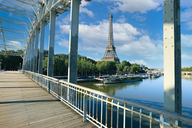 Blick auf den Eiffelturm von der Brücke mit Reflexion über die Seine in Paris Frankreich