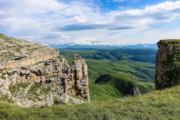 Blick auf den Elbrus und das Bermamyt-Plateau in der Karatschai-Tscherkessischen Republik Russland Die Berge des Kaukasus