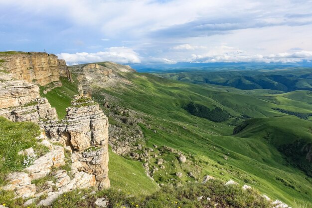 Blick auf den Elbrus und das Bermamyt-Plateau in der Karatschai-Tscherkessischen Republik Russland Die Berge des Kaukasus