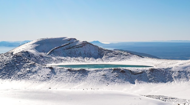 Blick auf den Emerald Lake auf dem Tongariro Alpine Crossing im Winter