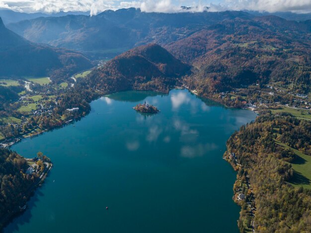 Blick auf den erstaunlichen Bleder See, der von wunderschönen Wäldern umgeben ist Slowenien