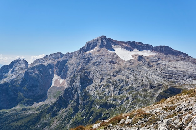 Blick auf den felsigen Gipfel des Mount Fisht im Kaukasus vom Hang des Mount Oshten