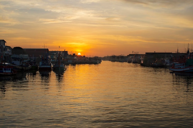 Blick auf den Fluss am Abend Die Sonne geht am Horizont unter