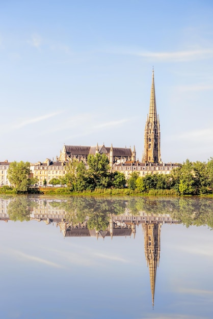 Blick auf den Fluss auf den Fluss Garonne mit der Kathedrale Saint Michel in der Stadt Bordeaux, Frankreich