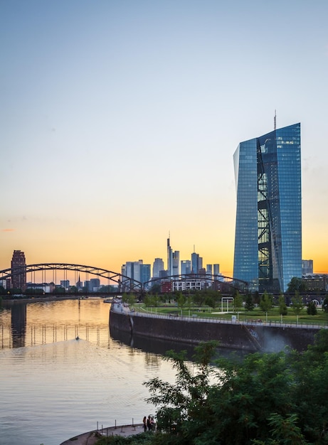 Foto blick auf den fluss bei sonnenuntergang