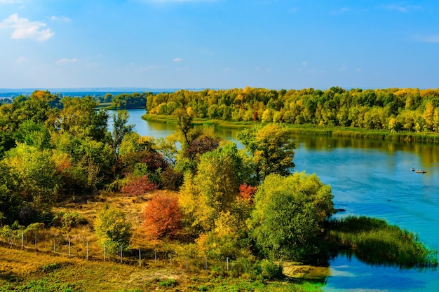 Blick auf den Fluss Dnjepr im Herbst in Krementschug, Ukraine