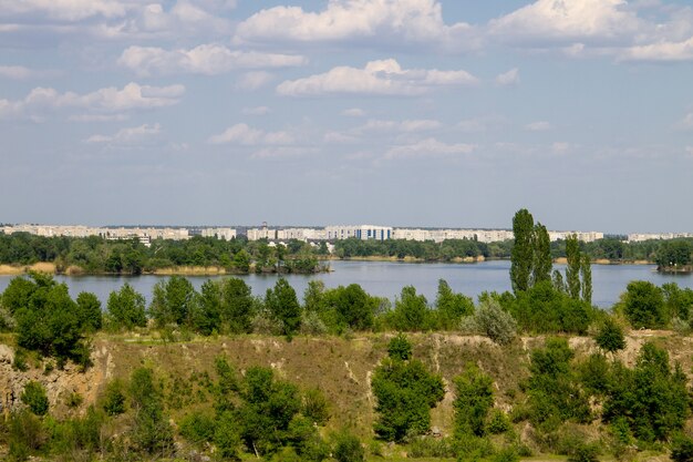 Foto blick auf den fluss dnjepr und die stadt komsomolsk