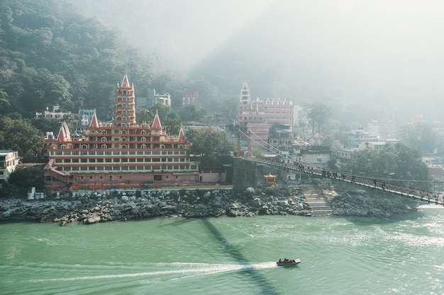 Blick auf den Fluss Ganga, die Brücke Lakshman Jhula und den Tempel Tera Manzil, Trimbakeshwar in Rishikesh.