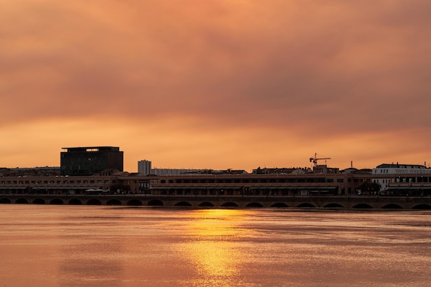 Blick auf den Fluss Garonne und das Flussufer von Bordeaux