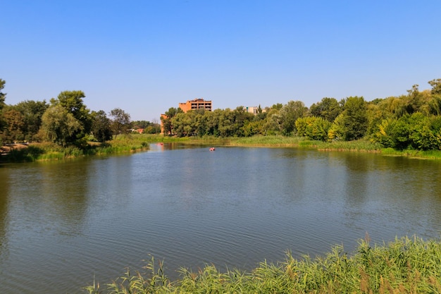 Blick auf den Fluss Khorol in Myrhorod, Ukraine