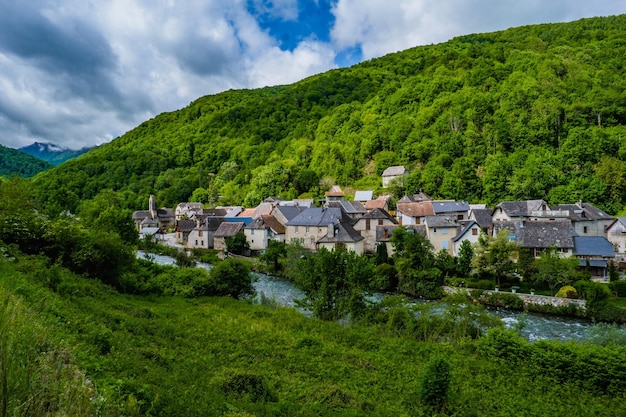 Blick auf den Fluss Lez und das Dorf Bordes Uchentein in den französischen Pyrenäen (Ariege)