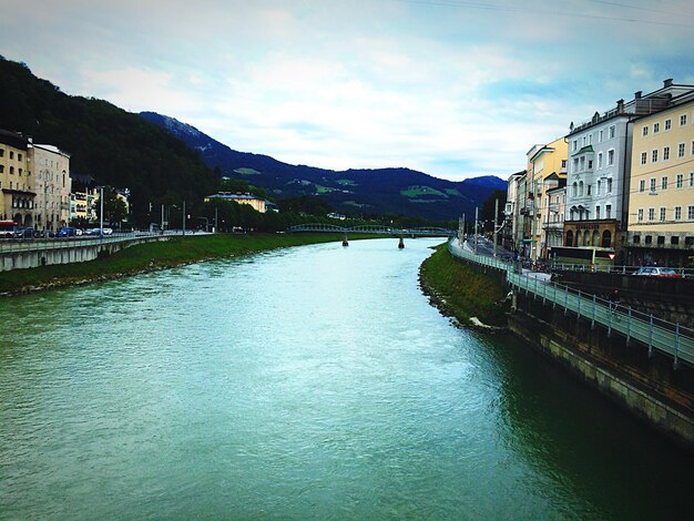 Foto blick auf den fluss mit gebäuden im hintergrund