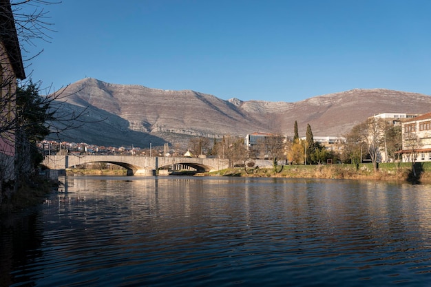 Blick auf den Fluss Trebisnjica mit Bergen in der Ferne, Bosnien und Herzegowina