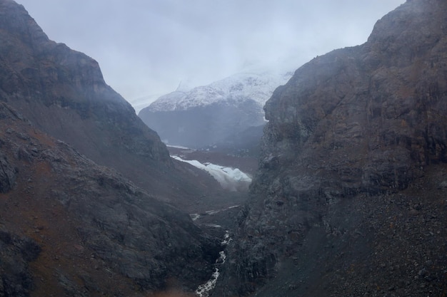 Foto blick auf den fluss und die landschaft des furi-berges in der herbstsaison von der seilbahn in zermatt schweiz