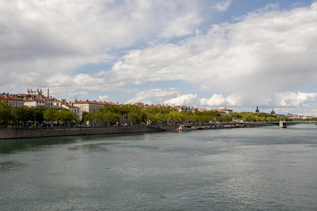 Foto blick auf den fluss und eine der brücken von lyon