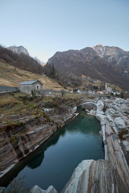 Foto blick auf den fluss verzasca, der durch die stadt lavertezzo in der schweiz fließt