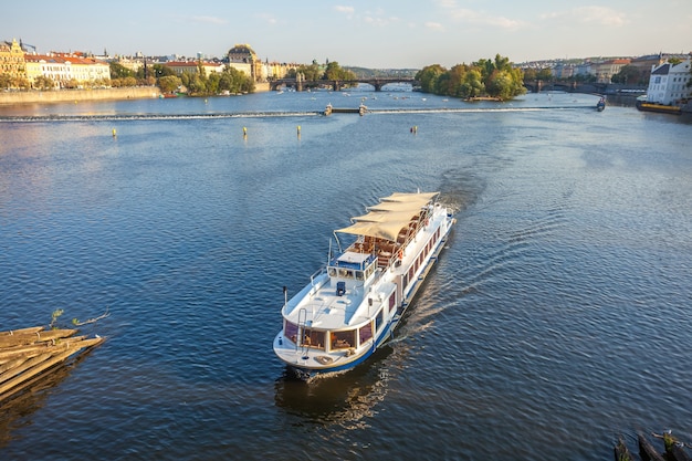 Blick auf den Fluss Vitava von der Karlsbrücke in Prag
