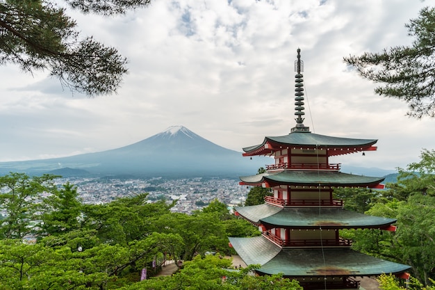 Foto blick auf den fuji von der chureito-pagode