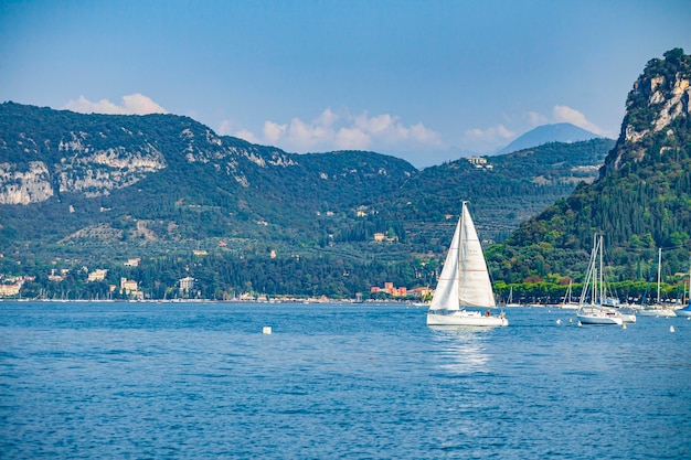 Blick auf den Gardasee in Italien von Bardolino im Sommer