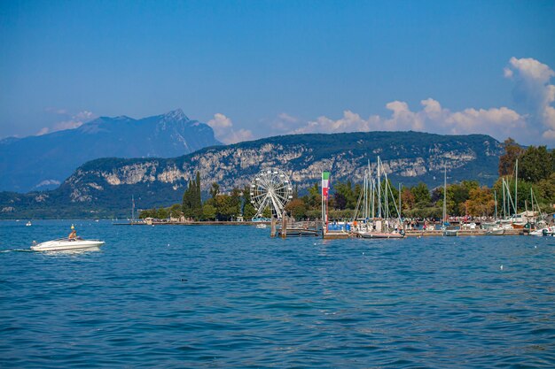 Blick auf den Gardasee in Italien von Bardolino im Sommer