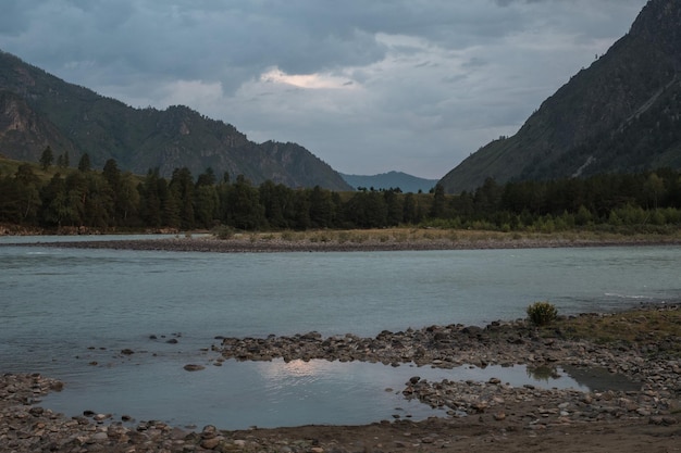 Blick auf den Gebirgsfluss Katun in der Republik Altai