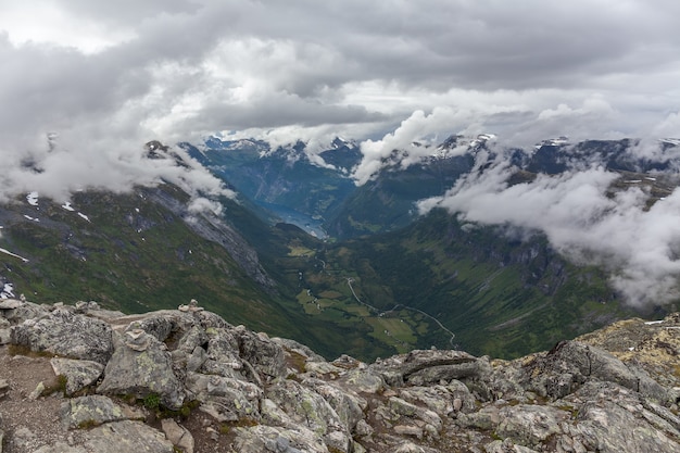 Blick auf den Geiranger Fjord und die Adlerstraße bei bewölktem Wetter vom Berg Dalsnibba