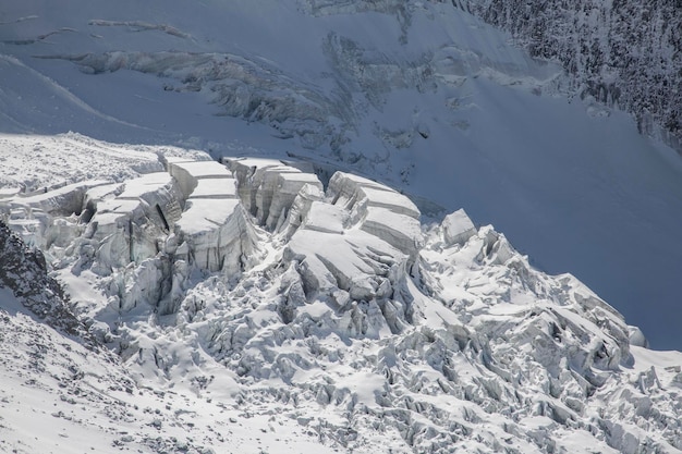 Blick auf den Glacier de Bionnassay mit riesigen Gletscherspalten Französische Alpen Mont-Blanc-Massiv Chamonix MontBlanc Frankreich Szenisches Bild des Wanderkonzepts