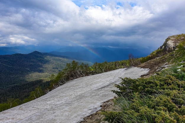 Blick auf den Gletscher in der Nähe der LagoNaki-Hochebene in Adygea Kaukasus-Gebirge Russland