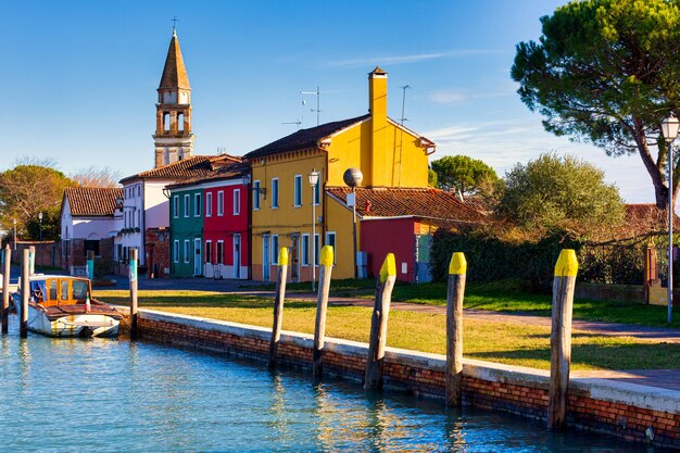 Blick auf den Glockenturm San Michele Arcangelo und die bunten Häuser von Mazzorbo Venedig