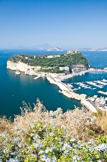Blick auf den Golf von Neapel von Pozzuoli. Ischia und Procida Inseln auf der Orizontlinie.