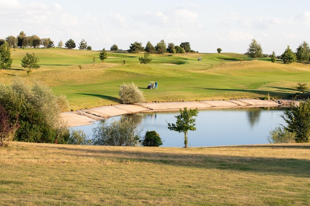 Blick auf den Golfplatz an einem sonnigen Tag