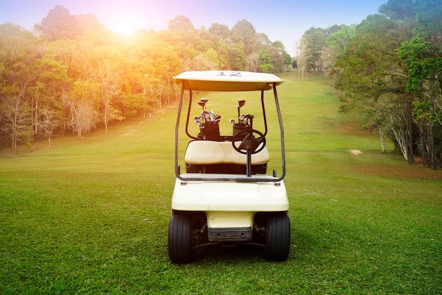 Blick auf den Golfplatz auf dem Feld