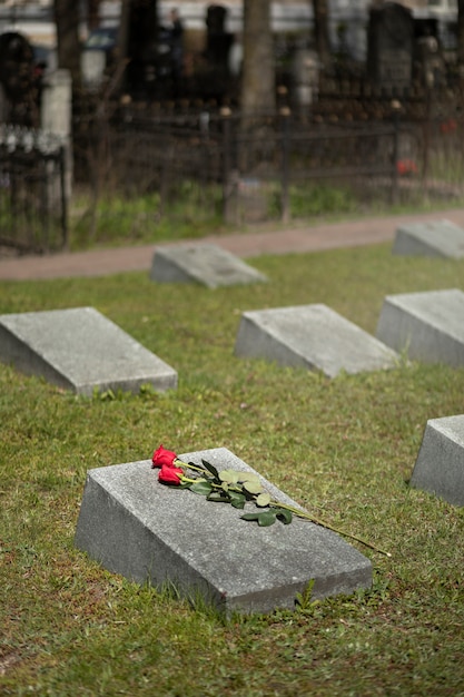 Foto blick auf den grabstein mit blumen