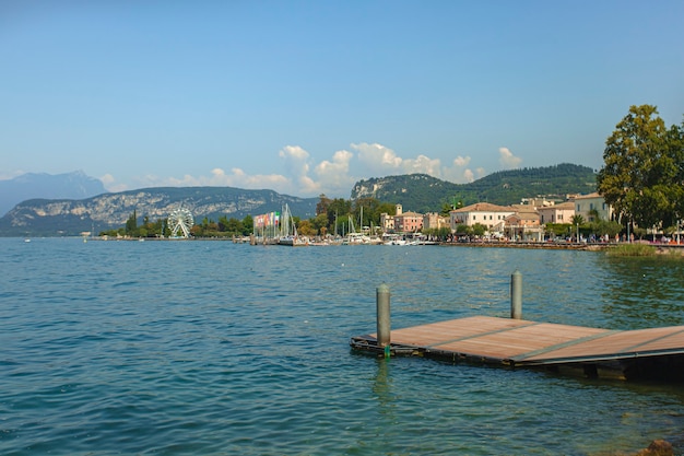 Foto blick auf den grada-see von bardolino, einem berühmten ort in italien