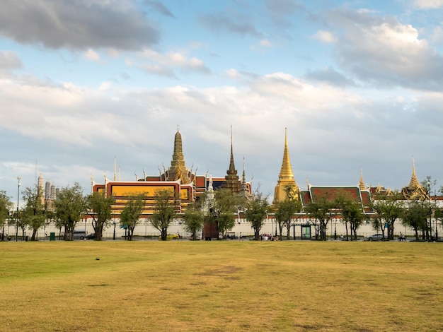 Blick auf den Grand Royal Palace vom Central Park in Bangkok Thailand unter bewölktem Himmel