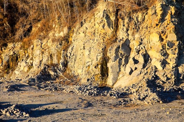 Foto blick auf den granitsteinbruch im herbst