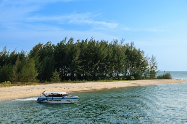 Blick auf den Hafen am Strand von Koh Phi Phi Don