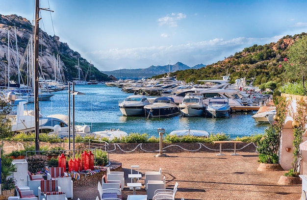 Blick auf den Hafen mit Luxusyachten von Poltu Quatu Sardinien Italien Diese malerische Stadt ist ein echtes Juwel an der Costa Smeralda und ein Magnet für Luxusyachten und ein Spielplatz für Milliardäre