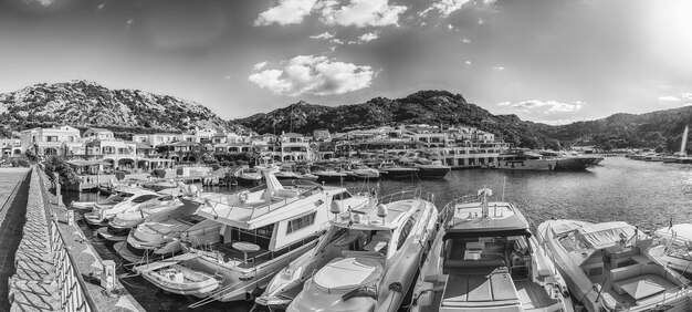 Blick auf den Hafen mit Luxusyachten von Poltu Quatu