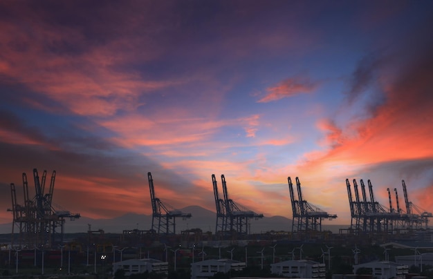 Blick auf den Hafen und Morgenlicht