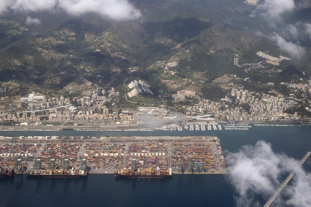 Blick auf den Hafen von Genua aus dem Flugzeug