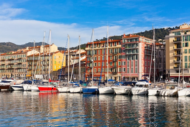 Blick auf den Hafen von Nizza und Luxusyachten, Côte d'Azur, Frankreich