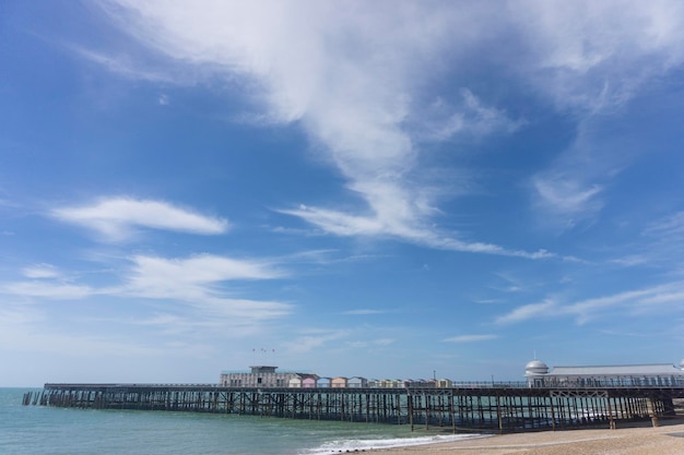 Blick auf den Hastings Pier in Sussex UK