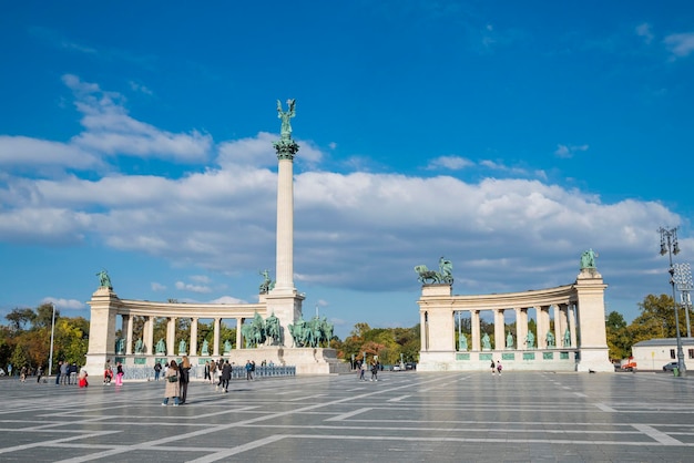 Blick auf den Heldenplatz mit einer Skulptur im Zentrum von Budapest Ungarn