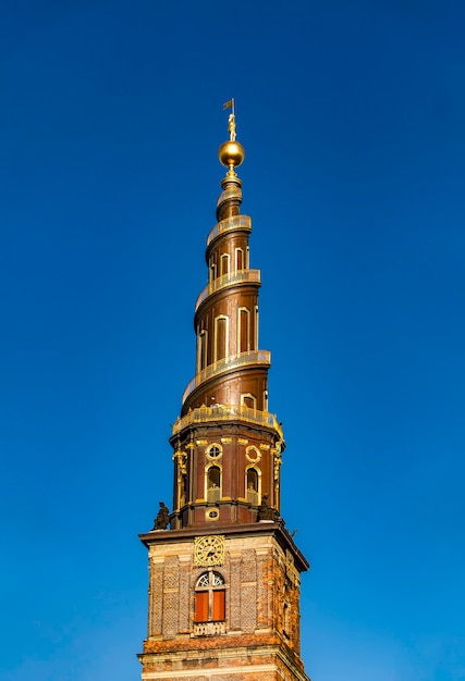 Blick auf den Helix-Turm der Erlöserkirche in Kopenhagen, Dänemark